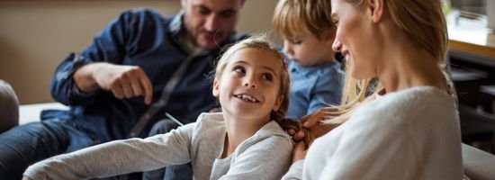 Savon naturel pour famille, moment de douceur entre parents et enfants
