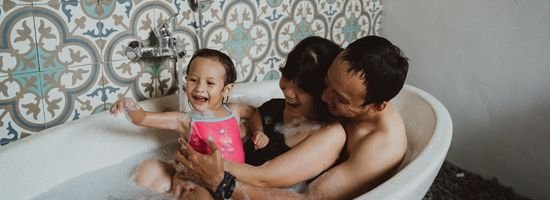 Savon naturel pour famille, moment de douceur entre parents et enfants
